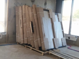 Разгрузили новые двери